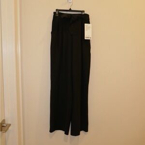 NWT Lululemon Noir pants, size 4. Bow detail in the front.